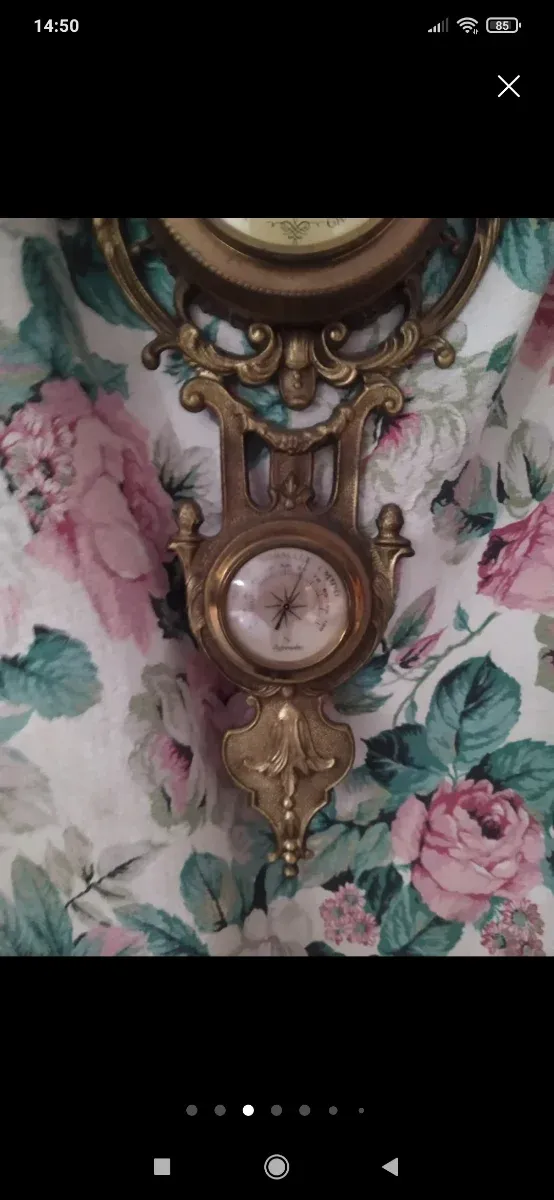 Barometro antico in metallo e vetro