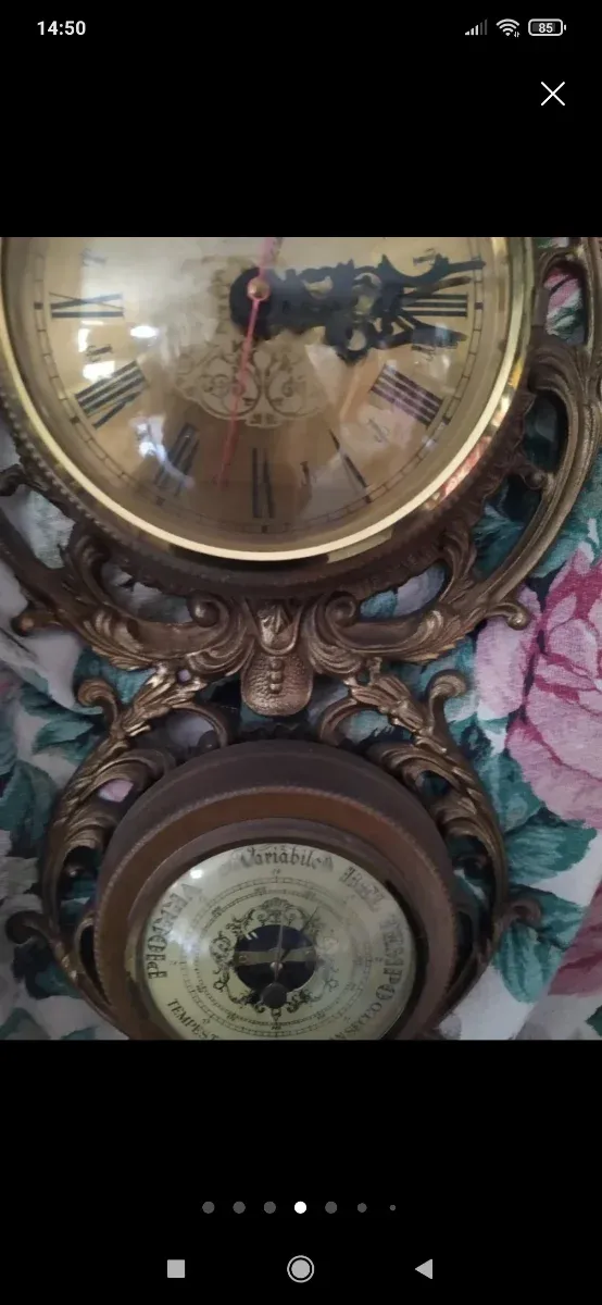 Barometro antico in metallo e vetro