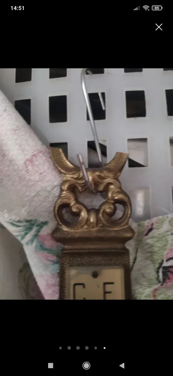 Barometro antico in metallo e vetro