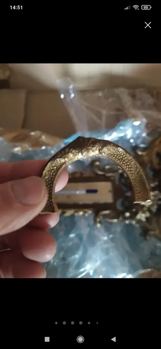 Barometro antico in metallo e vetro