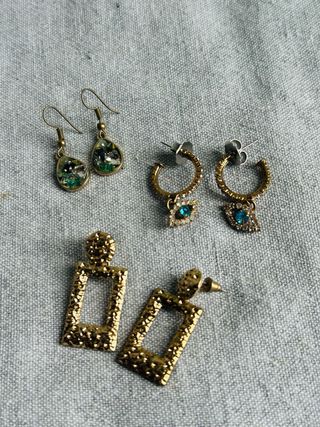 Set de pendientes dorados con detalles verdes
