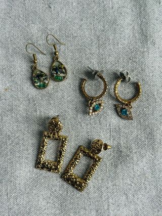 Set de pendientes dorados con detalles verdes