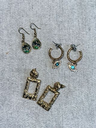 Set de pendientes dorados con detalles verdes