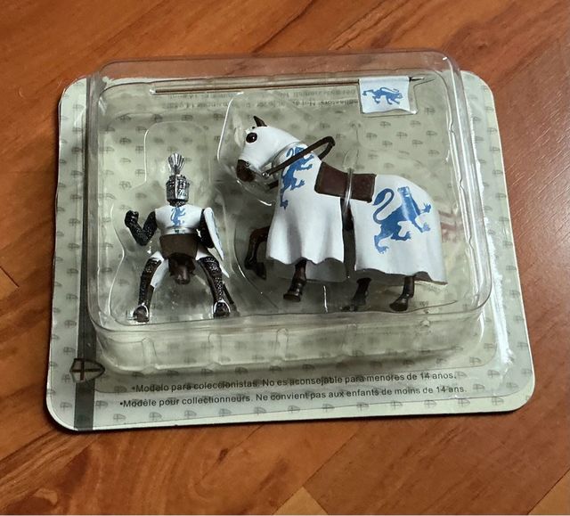 Caballero medieval con caballo y bandera.