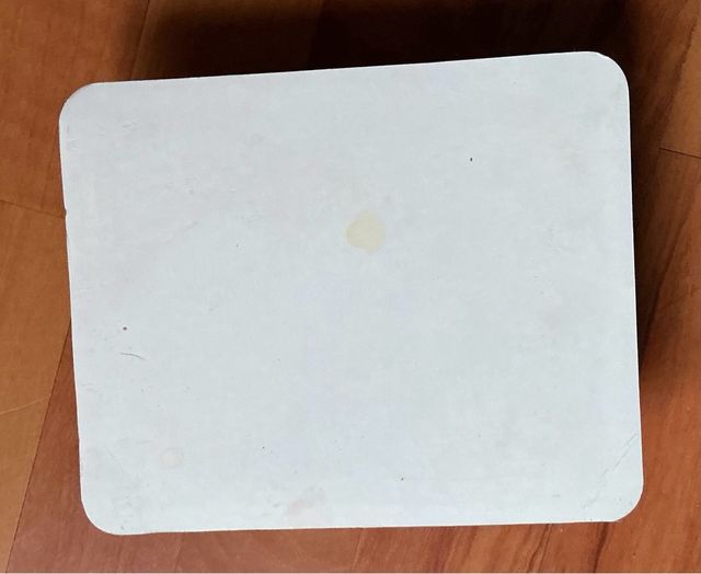 Caballero medieval con caballo y bandera.