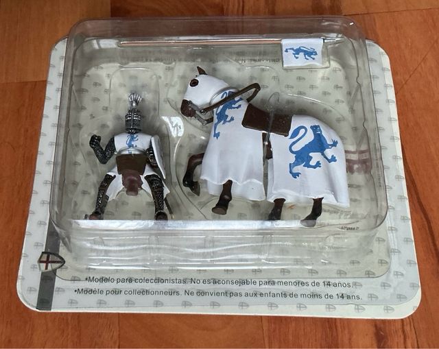 Caballero medieval con caballo y bandera.