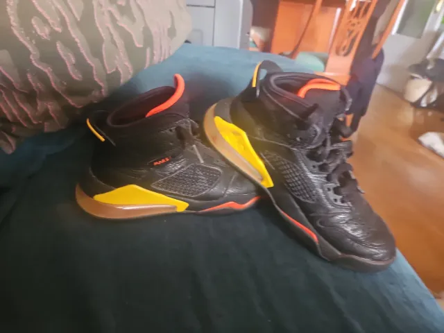 Jordan Mars 270 Negro/Amarillo