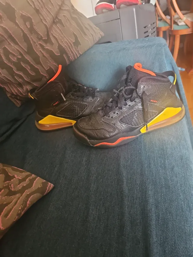 Jordan Mars 270 Negro/Amarillo