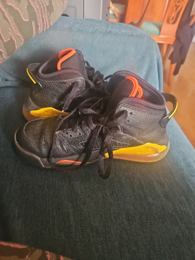 Jordan Mars 270 Negro/Amarillo