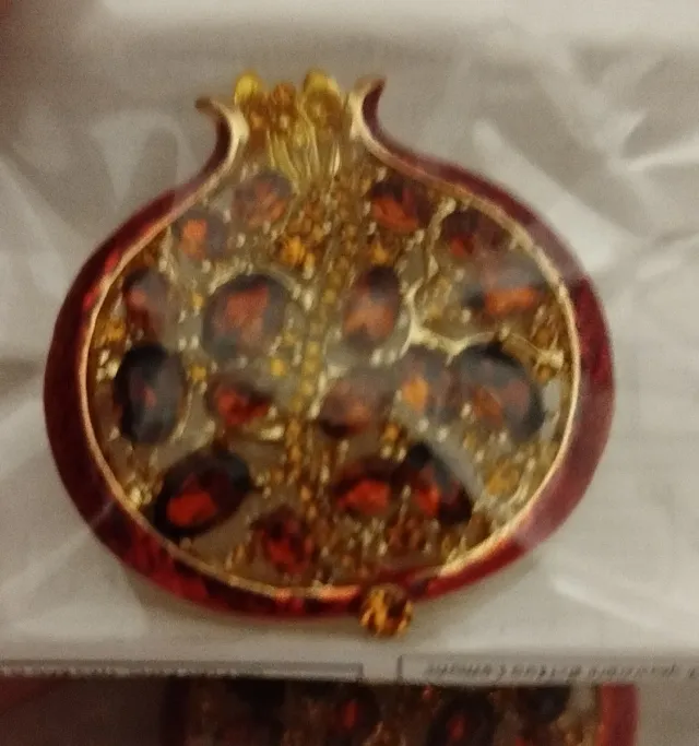 Broche de granada dorado y rojo