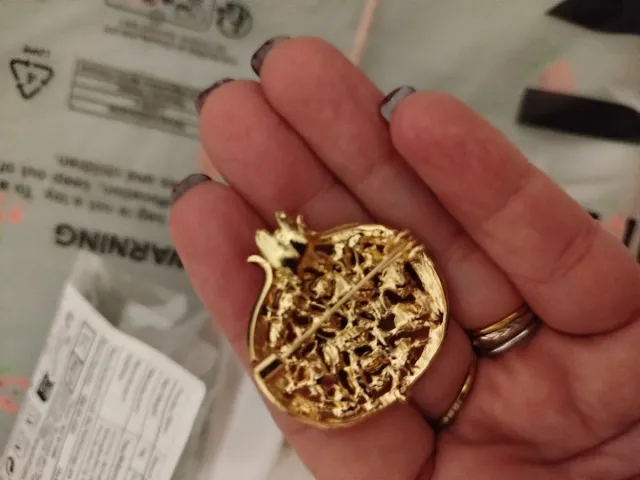 Broche de granada dorado y rojo