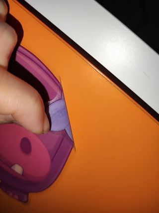 Armario infantil con cortina y lámpara