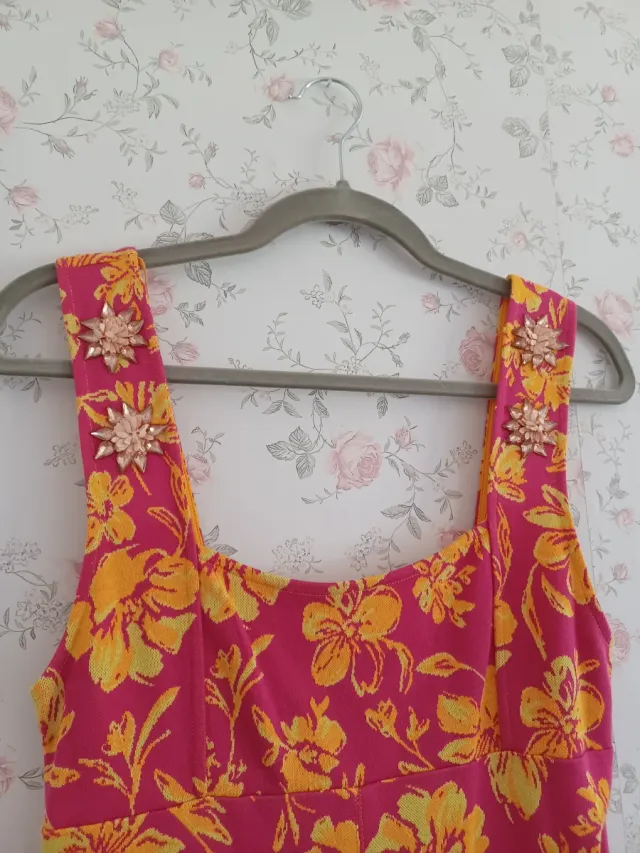 Vestido floral rosa y amarillo