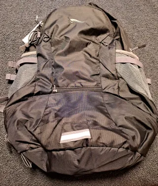 Mochila Trekking 30L Negra y Gris