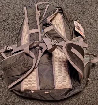 Mochila Trekking 30L Negra y Gris