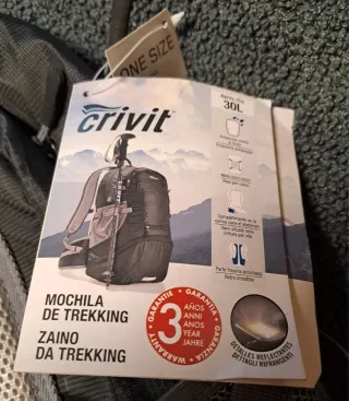 Mochila Trekking 30L Negra y Gris