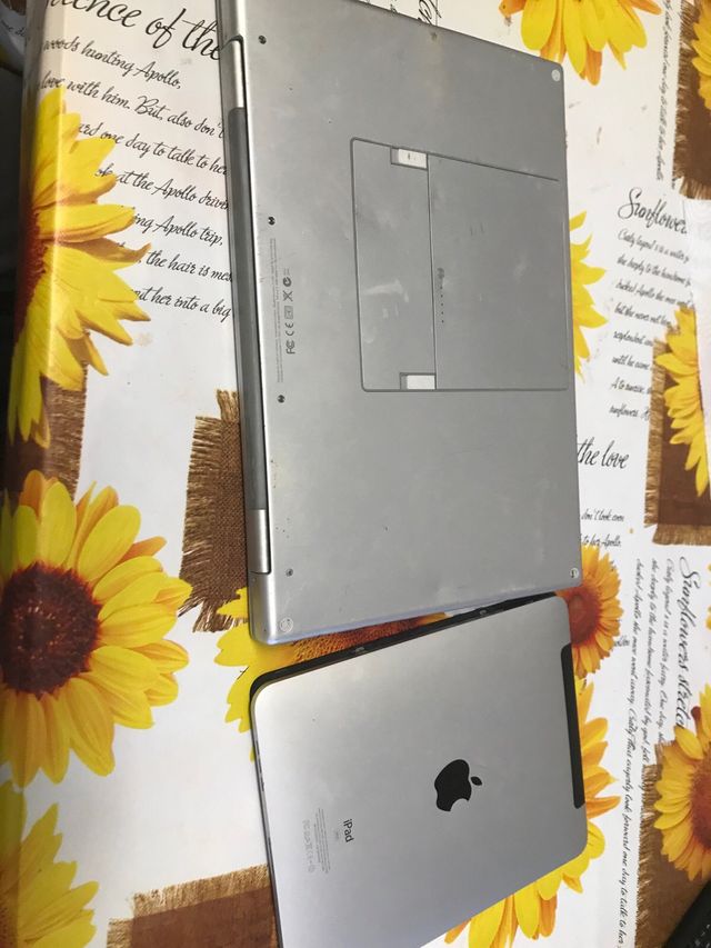 Lote de iPads e MacBooks Pro da Apple para peças