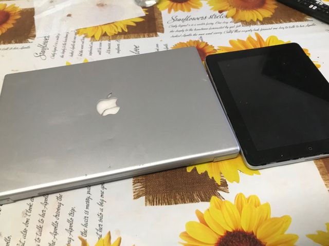 Lote de iPads e MacBooks Pro da Apple para peças