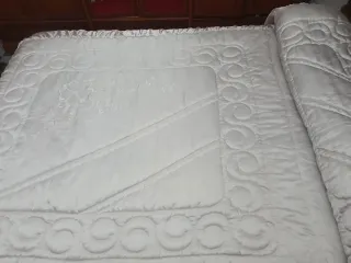 Edredón de raso blanco.Para cama de 135cm