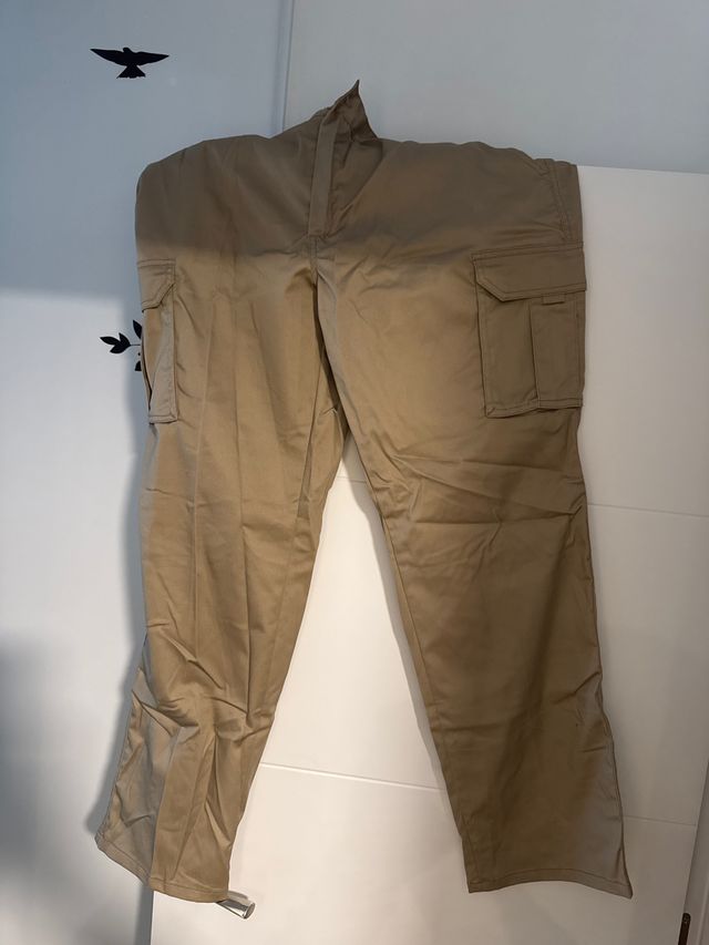 Pantalones de trabajo beige nuevos sin usar