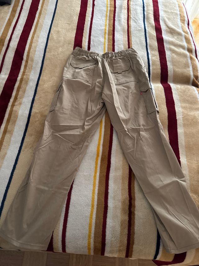 Pantalones de trabajo beige nuevos sin usar