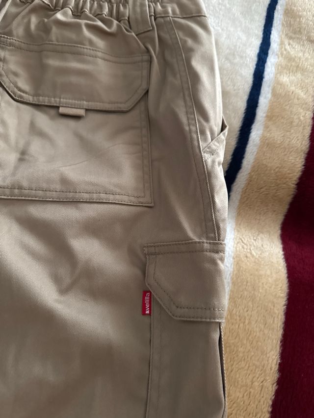 Pantalones de trabajo beige nuevos sin usar