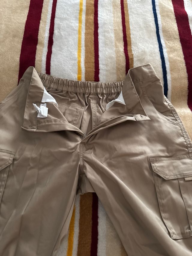 Pantalones de trabajo beige nuevos sin usar