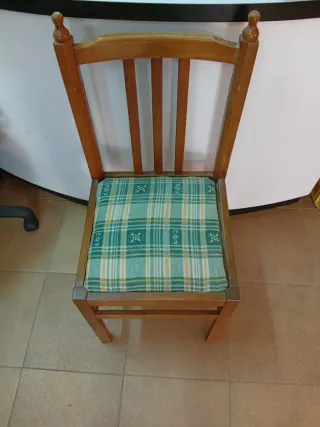 4 Sillas de Madera con Cojín