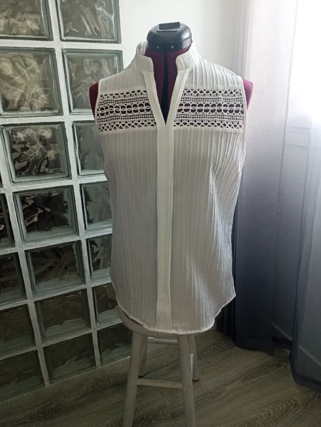 Elegante blusa blanca con detalles de encaje