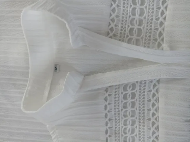 Elegante blusa blanca con detalles de encaje