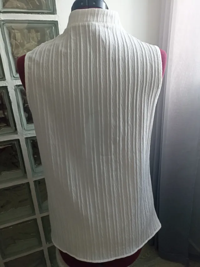 Elegante blusa blanca con detalles de encaje