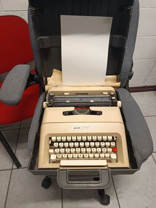 Macchina da scrivere Olivetti Lettera 35