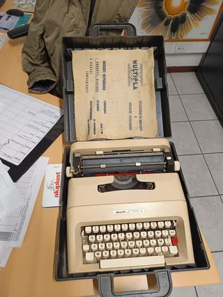 Macchina da scrivere Olivetti Lettera 35