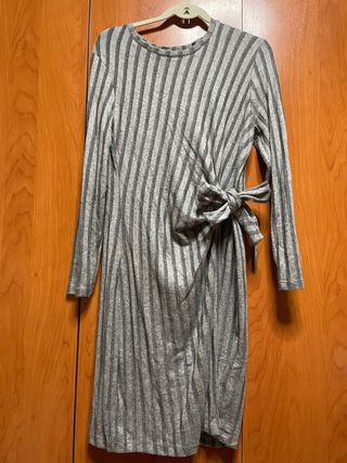 Vestido gris con lazo lateral