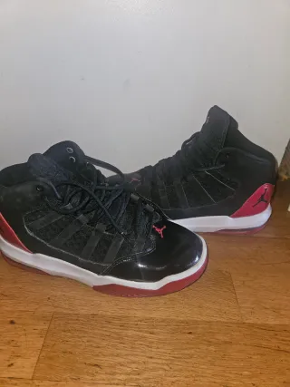 Zapatillas Jordan Negras y Rojas