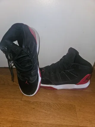 Zapatillas Jordan Negras y Rojas