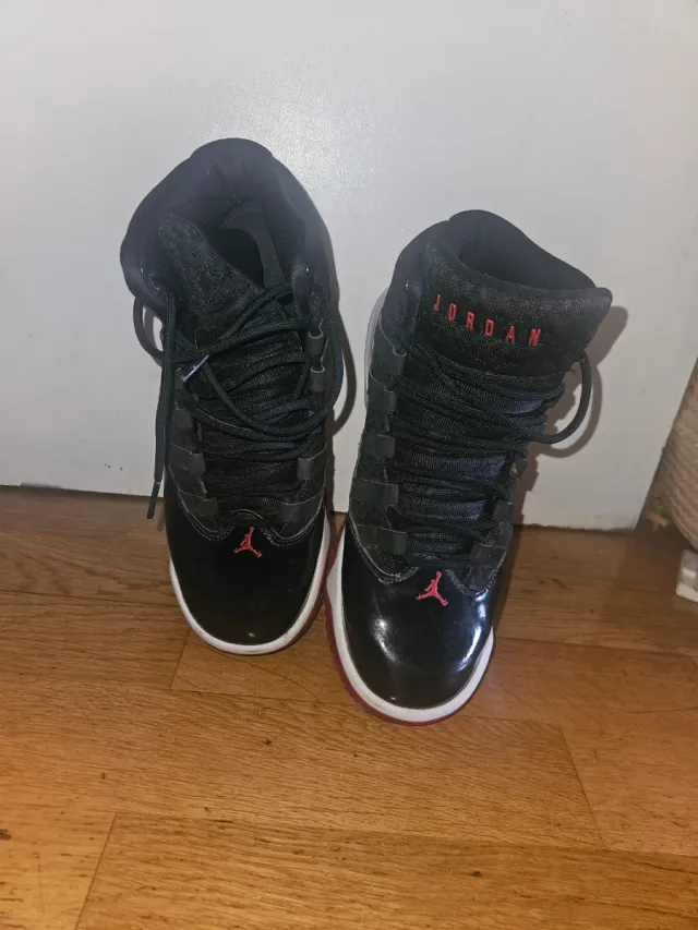 Zapatillas Jordan Negras y Rojas