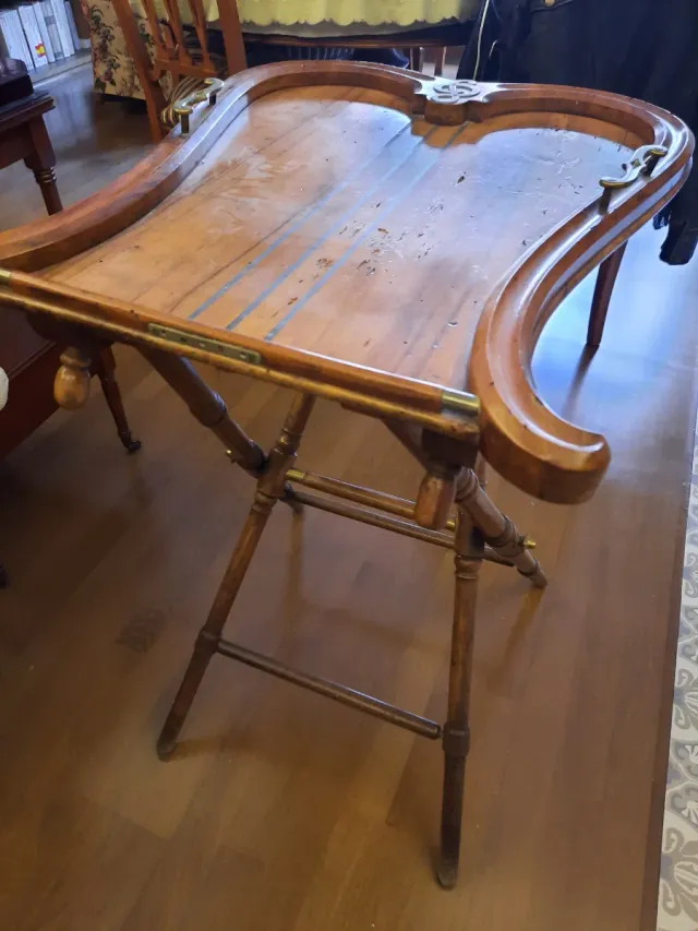 Mesa auxiliar antigua corte violín