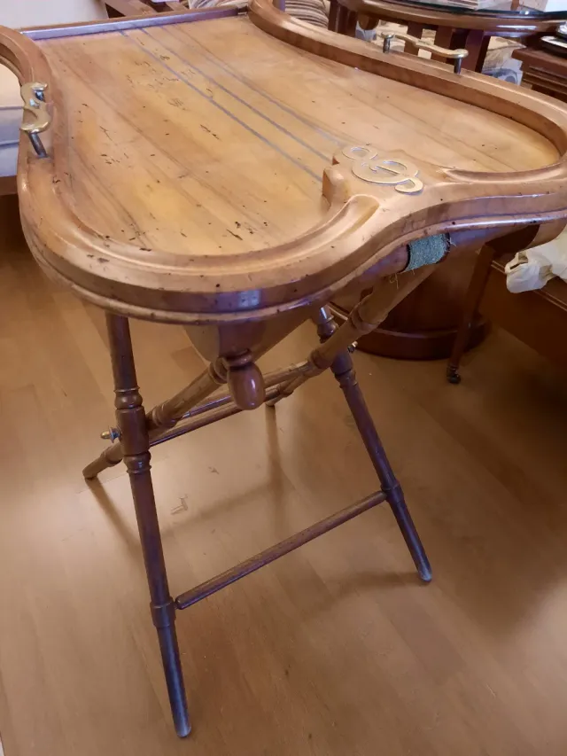 Mesa auxiliar antigua corte violín