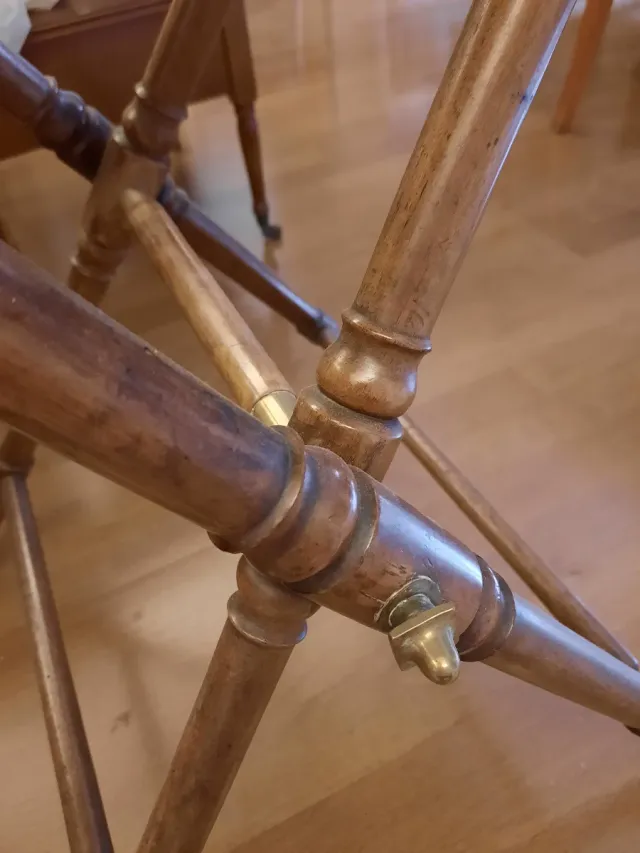 Mesa auxiliar antigua corte violín