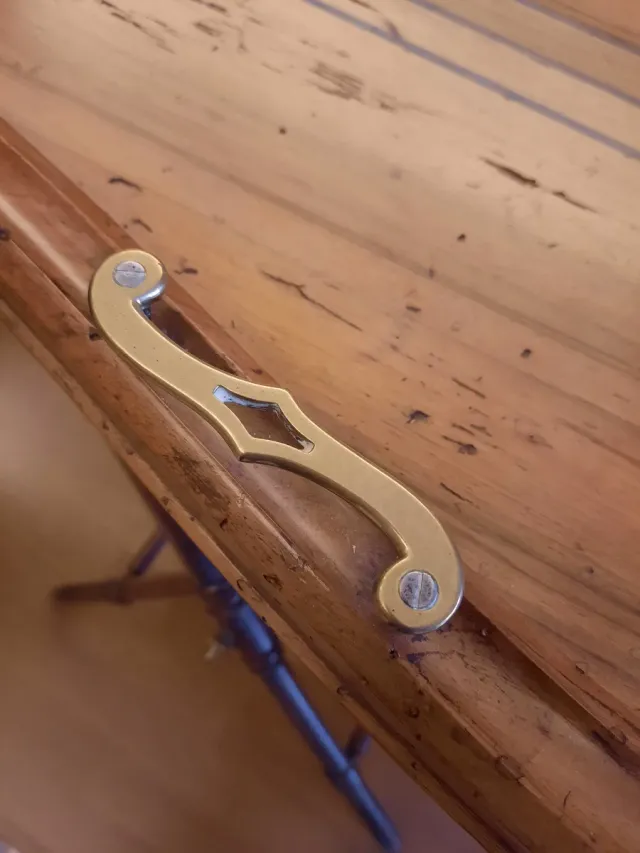 Mesa auxiliar antigua corte violín