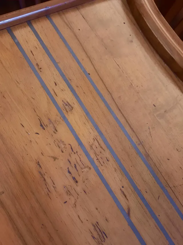 Mesa auxiliar antigua corte violín