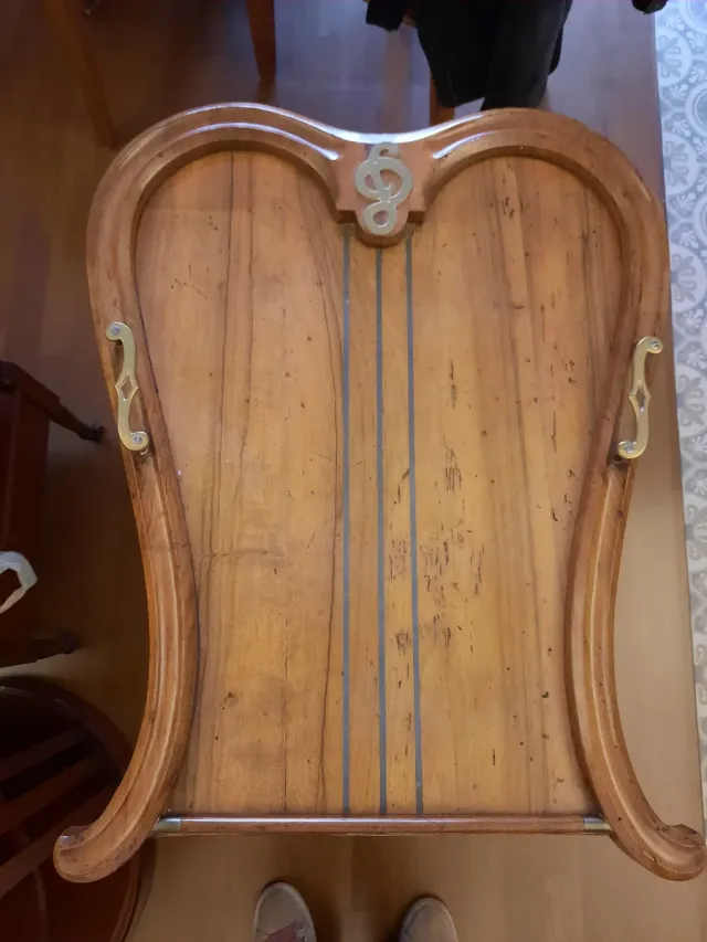 Mesa auxiliar antigua corte violín
