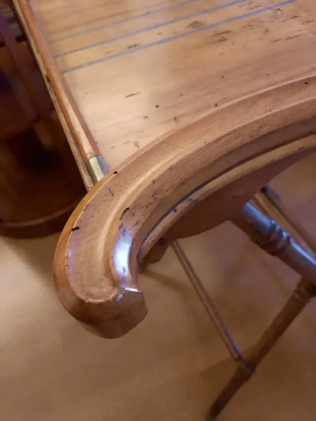 Mesa auxiliar antigua corte violín