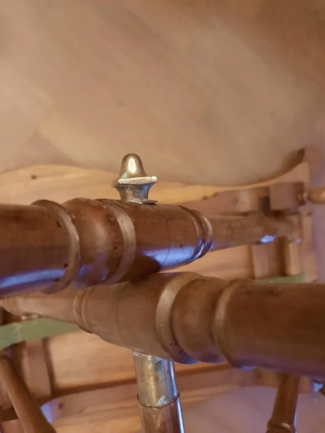 Mesa auxiliar antigua corte violín