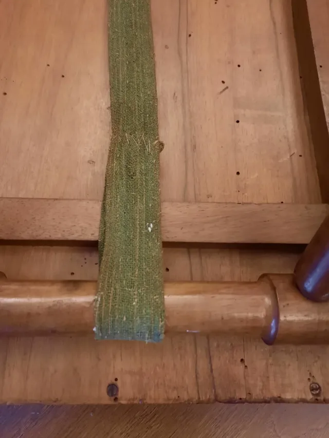 Mesa auxiliar antigua corte violín