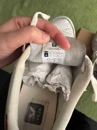 Zapatillas Veja Blancas y Rojas