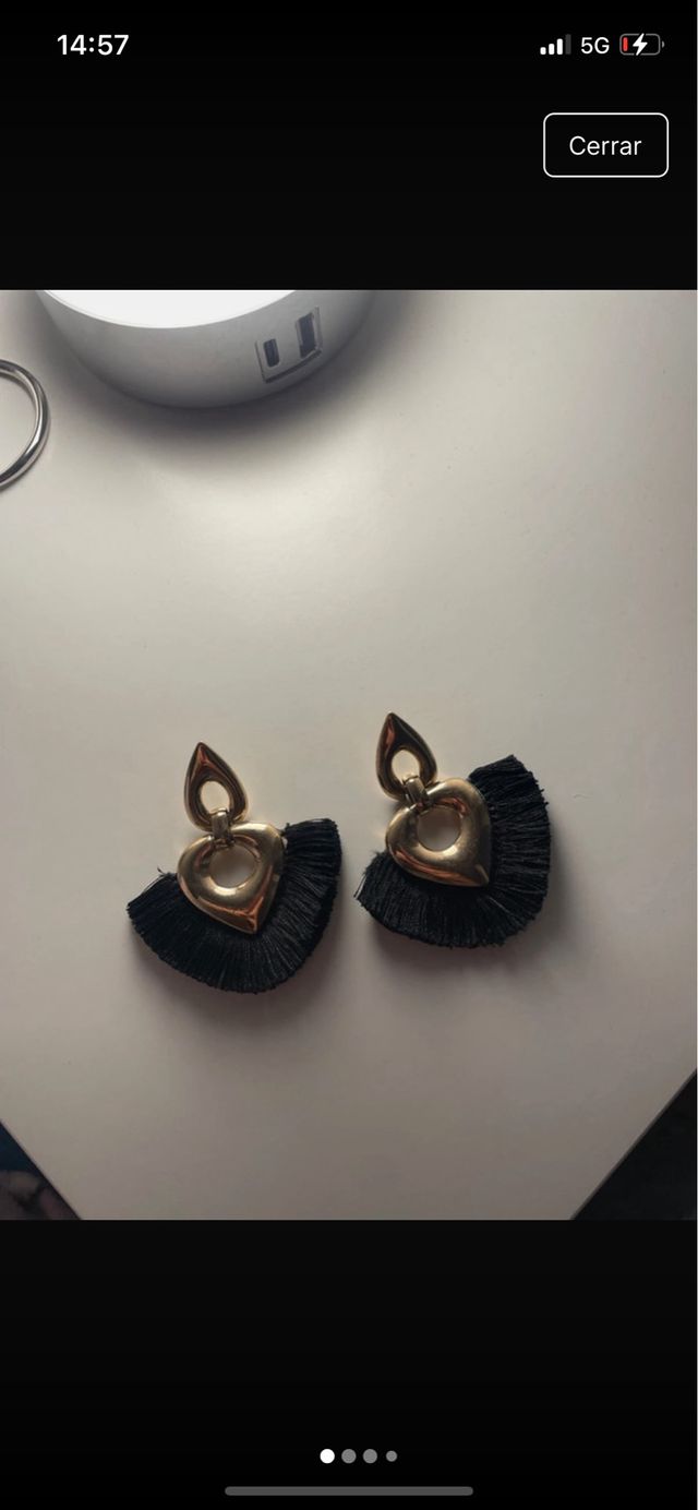 Orecchini dorati con frange nere