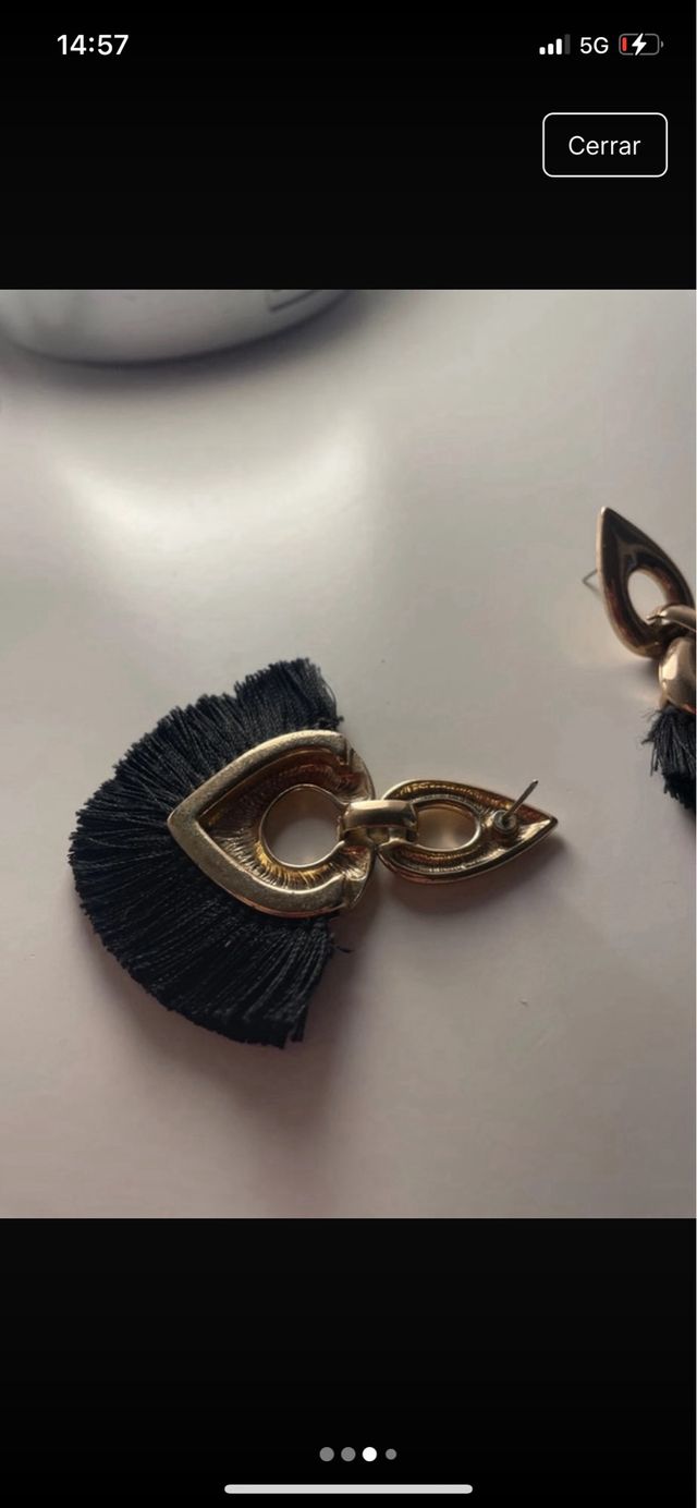 Orecchini dorati con frange nere