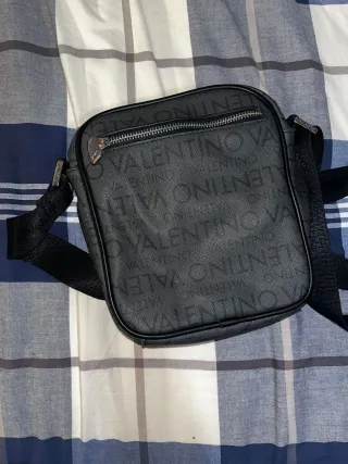 Bandolera Valentino Negra con Raya Roja